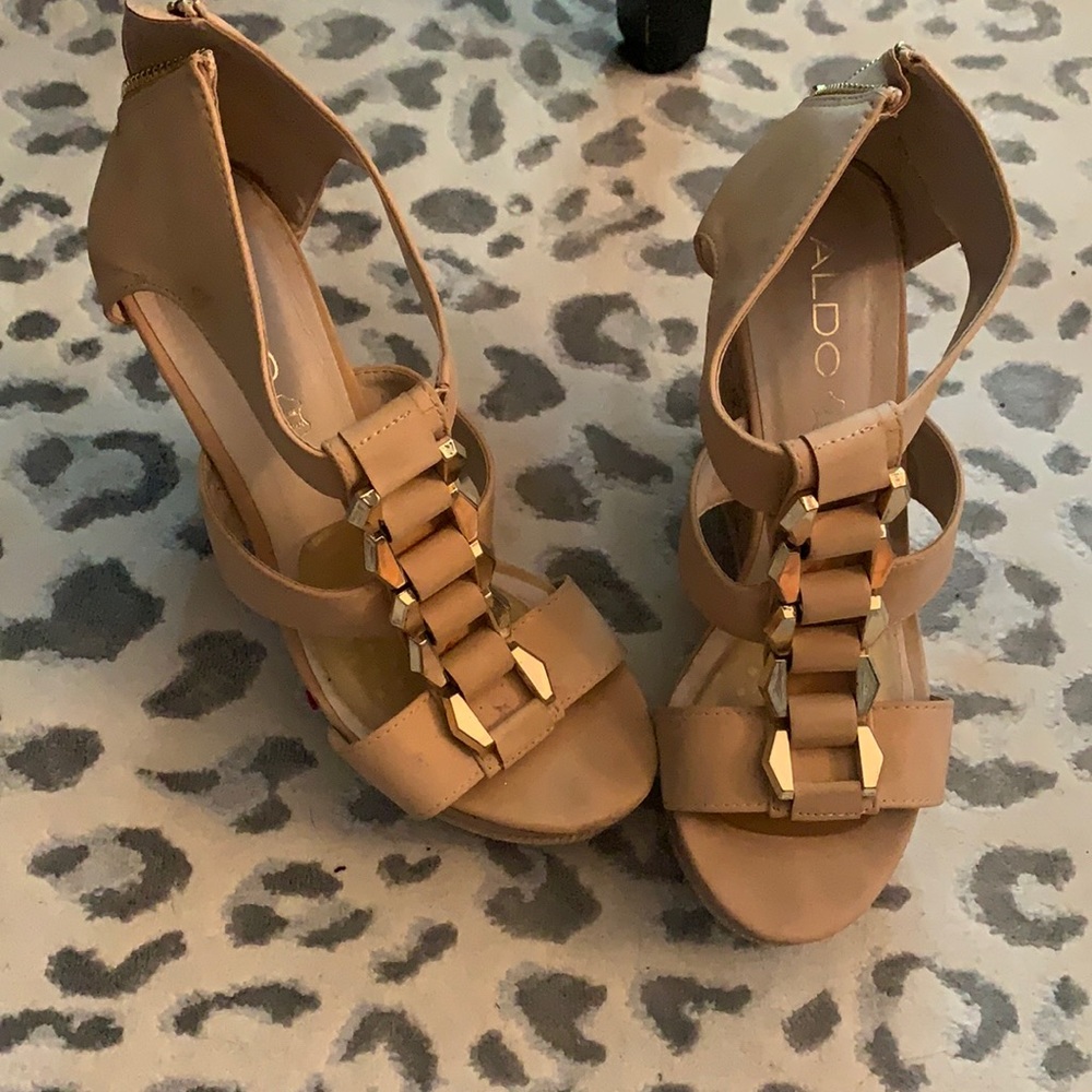 Aldo sz 7 blush/tan and gold wedges